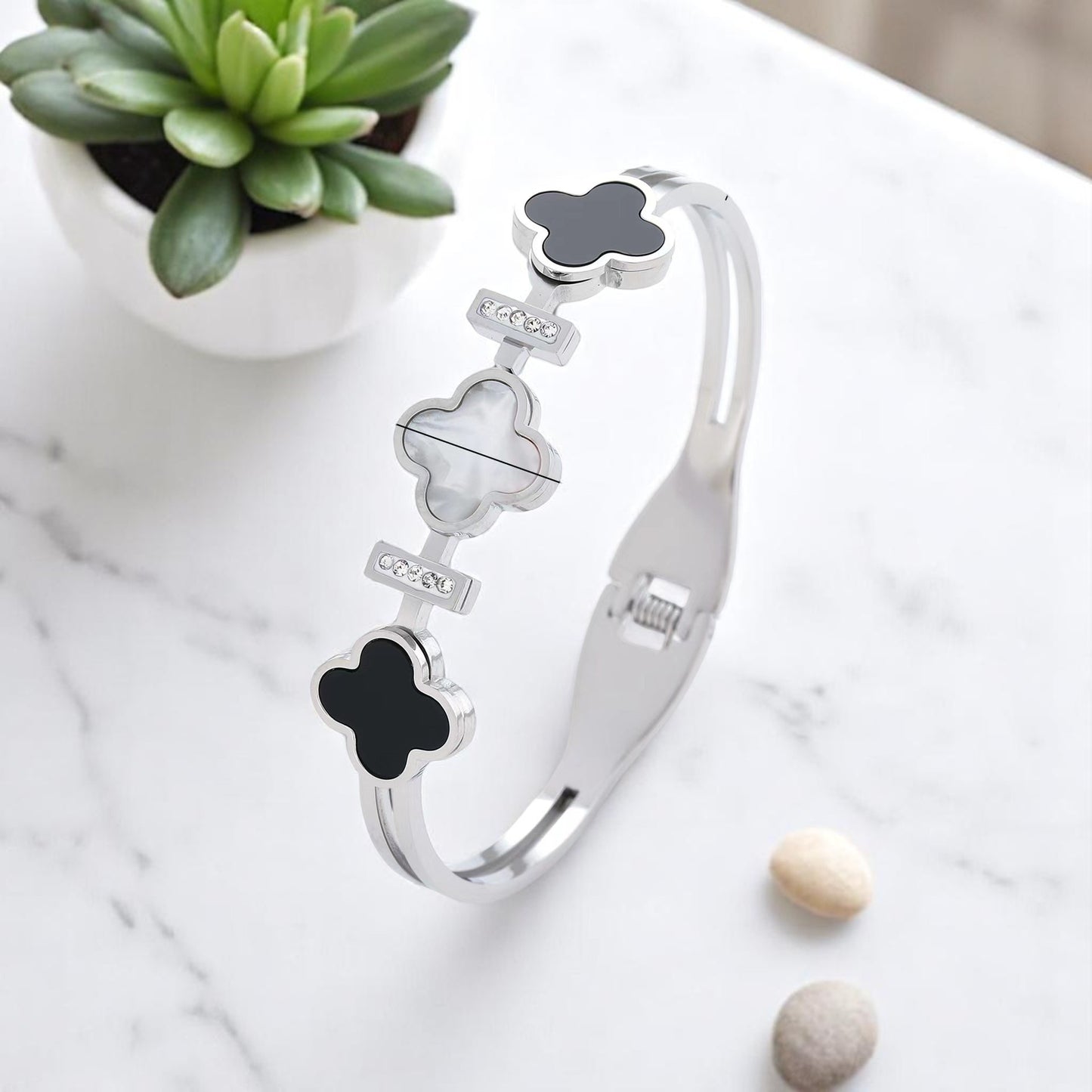 Bracelet fleur noir et blanche