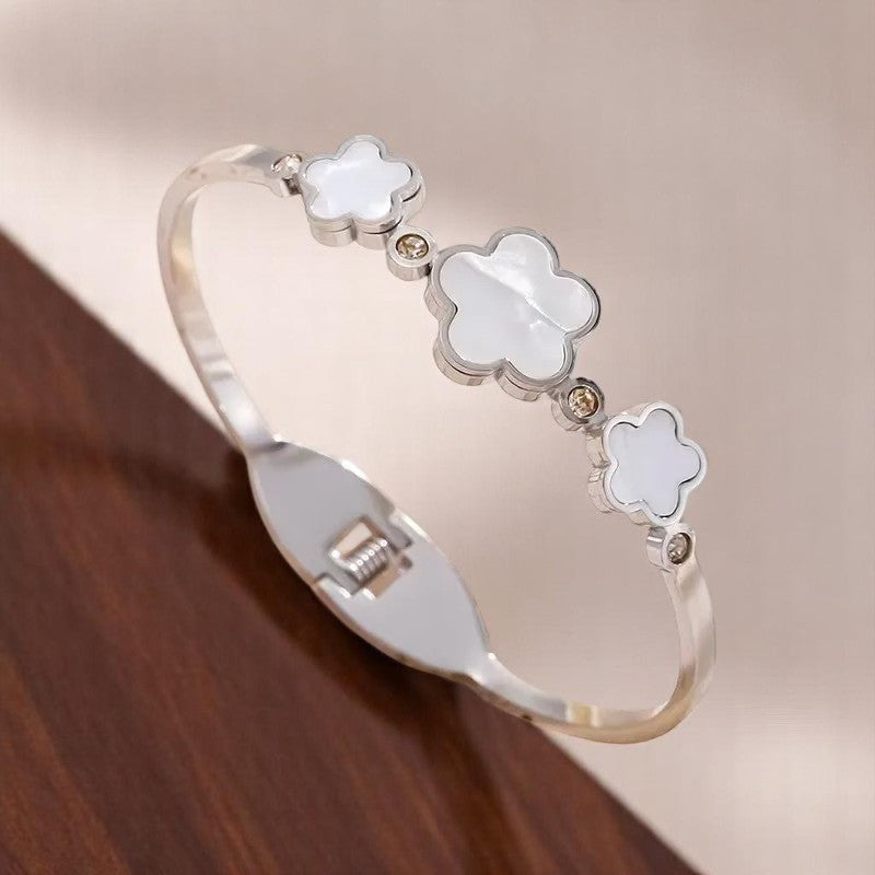 Bracelet fleur blanc
